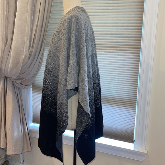 Gorgeous Alberto Makali Textured Ombré Lurex Sweater Cape - Picture 2 of 10